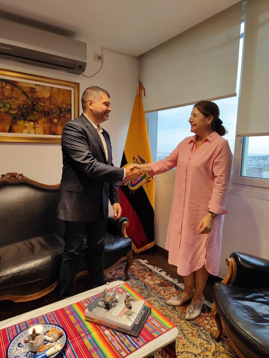 AgronegociosUBA's tweet photo. Estuvimos reunidos con la Embajadora Lotty Andrade de la @EmbajadaEcuARG conversamos sobre  oportunidades de estudios de posgrado en el ámbito de los agronegocios y alimentos para profesionales ecuatorianos y exploramos una agenda de trabajo conjunto. ¡Gracias por recibirnos! https://t.co/EJtHNbcsRK