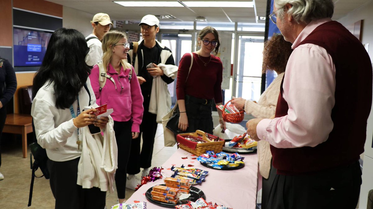 UCOBusiness's tweet photo. The Department of Accounting shared its love with our students this Valentine’s Day. What says love better than gift cards and snacks? #UCOBusiness #FunFocusedForward #HappyValentinesDay https://t.co/JK5JQMT6Ba