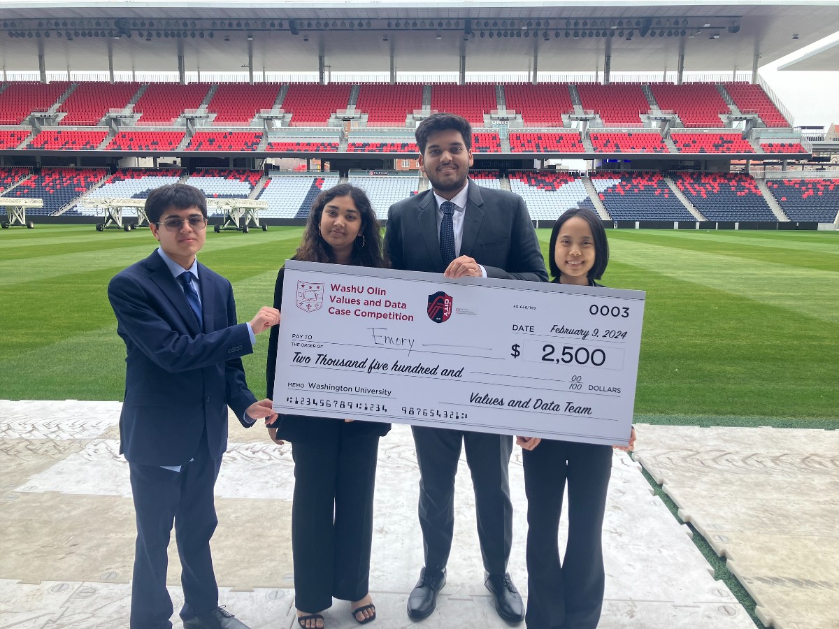 #GoizuetaKudos to Yashonandan Kakrania 26BBA, Konik Mitra 26BBA, Hemansi Agarwal 26BBA &amp; Jillian Wu 25BBA who placed 2nd in the undergrad division at the 2024 WashU Olin Values &amp; Data Case Competition! Students met the new <a href="/MLS/">Major League Soccer</a> team <a href="/stlCITYsc/">St Louis CITY SC</a> &amp; toured <a href="/stlCITYPARK/">CITYPARK</a>.