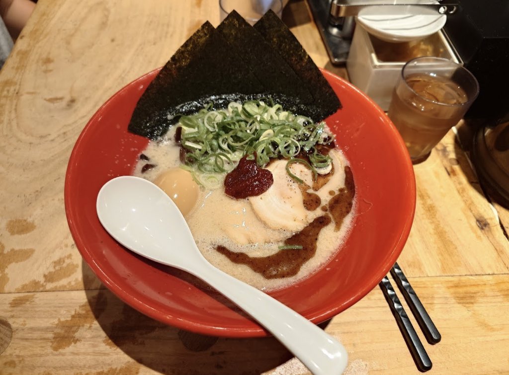 📍잇푸도 요코하마점

죠가 요코하마 맛집으로 추천한 곳인데.. 롯데리아 느낌의 라멘 체인점이네요😅

maps.app.goo.gl/qtJfqiZSZdwEA2…
maps.app.goo.gl/2zEpCbEqAKK2tc…
maps.app.goo.gl/uUARjTVBeeCxpS…

요코하마에는 이렇게 지점 세 개 있어서 이 중 하나일 듯