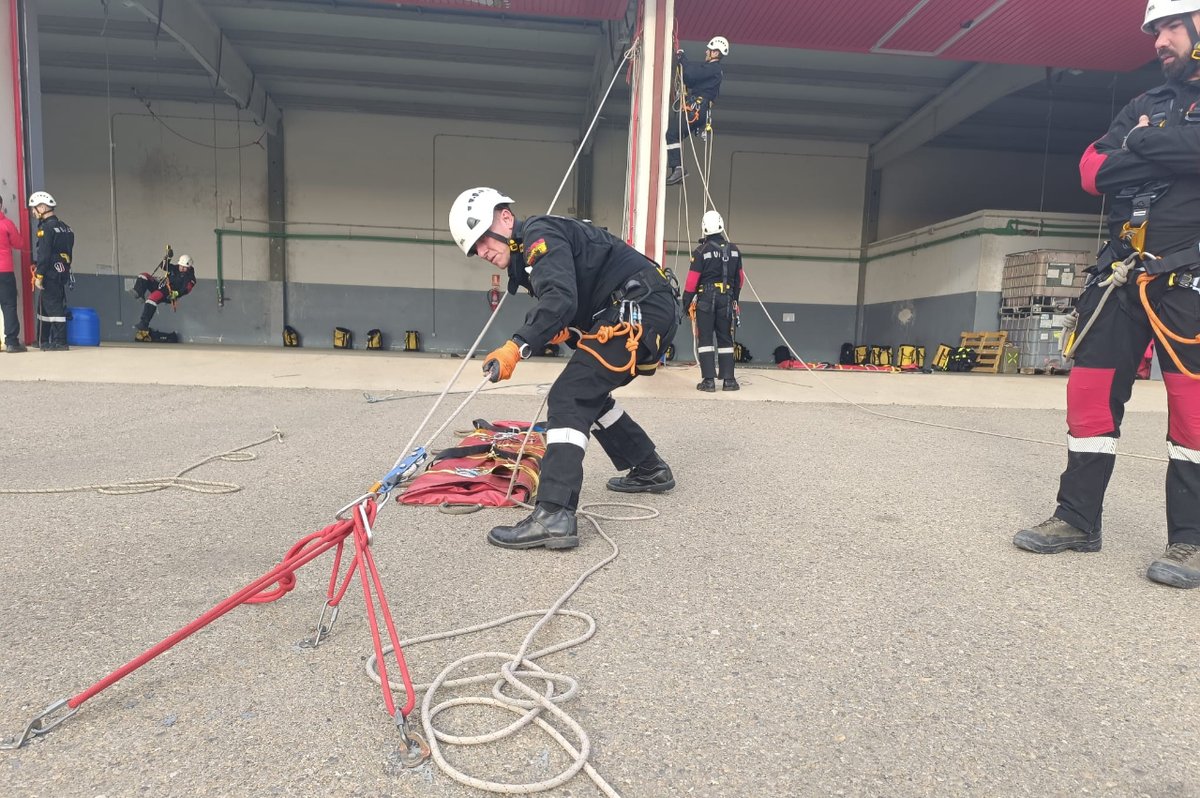UMEgob's tweet image. Nuestra formación técnica es una de las bases para afrontar con más seguridad las intervenciones en emergencias🚨

📸 Jornadas de preparación para el próximo Curso de Rescate Terrestre #CRTER que se desarrollará en las instalaciones del #BIEM4