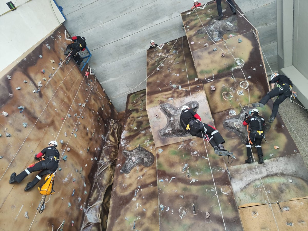 UMEgob's tweet image. Nuestra formación técnica es una de las bases para afrontar con más seguridad las intervenciones en emergencias🚨

📸 Jornadas de preparación para el próximo Curso de Rescate Terrestre #CRTER que se desarrollará en las instalaciones del #BIEM4