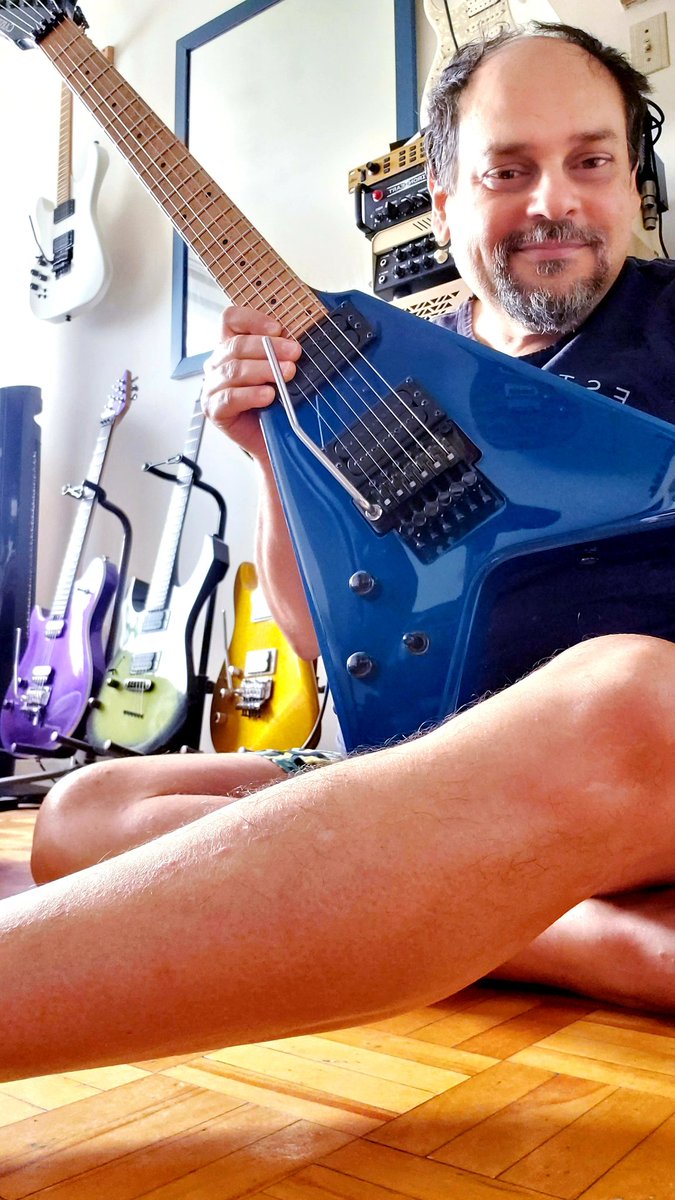 Morning from Studio R. #electricguitar #floydrose #flyingv #kieselguitars #carvinguitars #sapphire #guitarmania #guitargram #guitarphotography #guitargear #guitarcollection #guitarheaven #guitarland #guitarlover #guitar