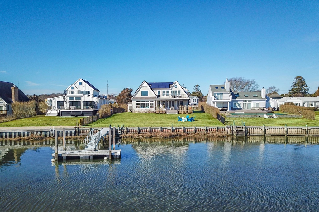 SaundersRE's tweet image. LUXURIOUS WATERFRONT LIVING IN SOUTHAMPTON

34 Old Fort Lane, Southampton

EXCLUSIVE $4,499,000

Listed with Patty Oakley and Brian Leicht

#hamptons #hamptonsrealestate #newexclusive

hamptonsrealestate.com/eng/sales/deta…