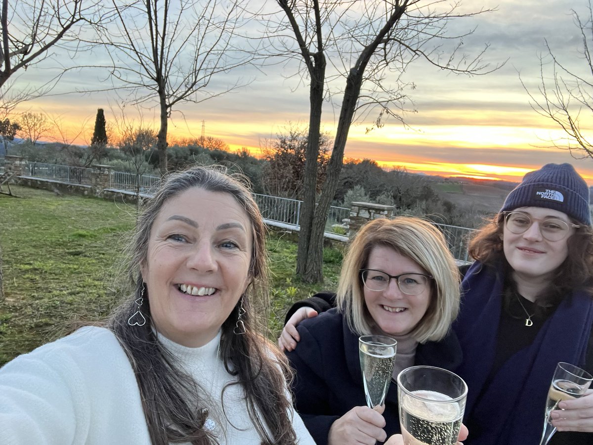 MichelleKersha7's tweet photo. Arrived in Sienna in plenty of time to see sun going down   Absolutely stunning 🤩. #Family #weesis #niece @DionneKennedy93 @Mells74 https://t.co/yOYDURU3Tn