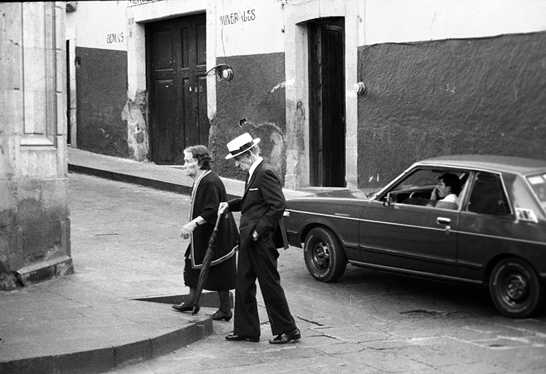 FototecaZac's tweet photo. #RecordandoElAyer Imagen tomada en 1992.
El personaje es el primer director de la Banda del Estado Don Juan Pablo García Maldonado y su esposa.
#Zacatecas
Saludos
#Foto Carlos Segura Pérez
#ElAñoDeLaPaz🕊
#JuntosSomosPaz https://t.co/EVswnXdflD