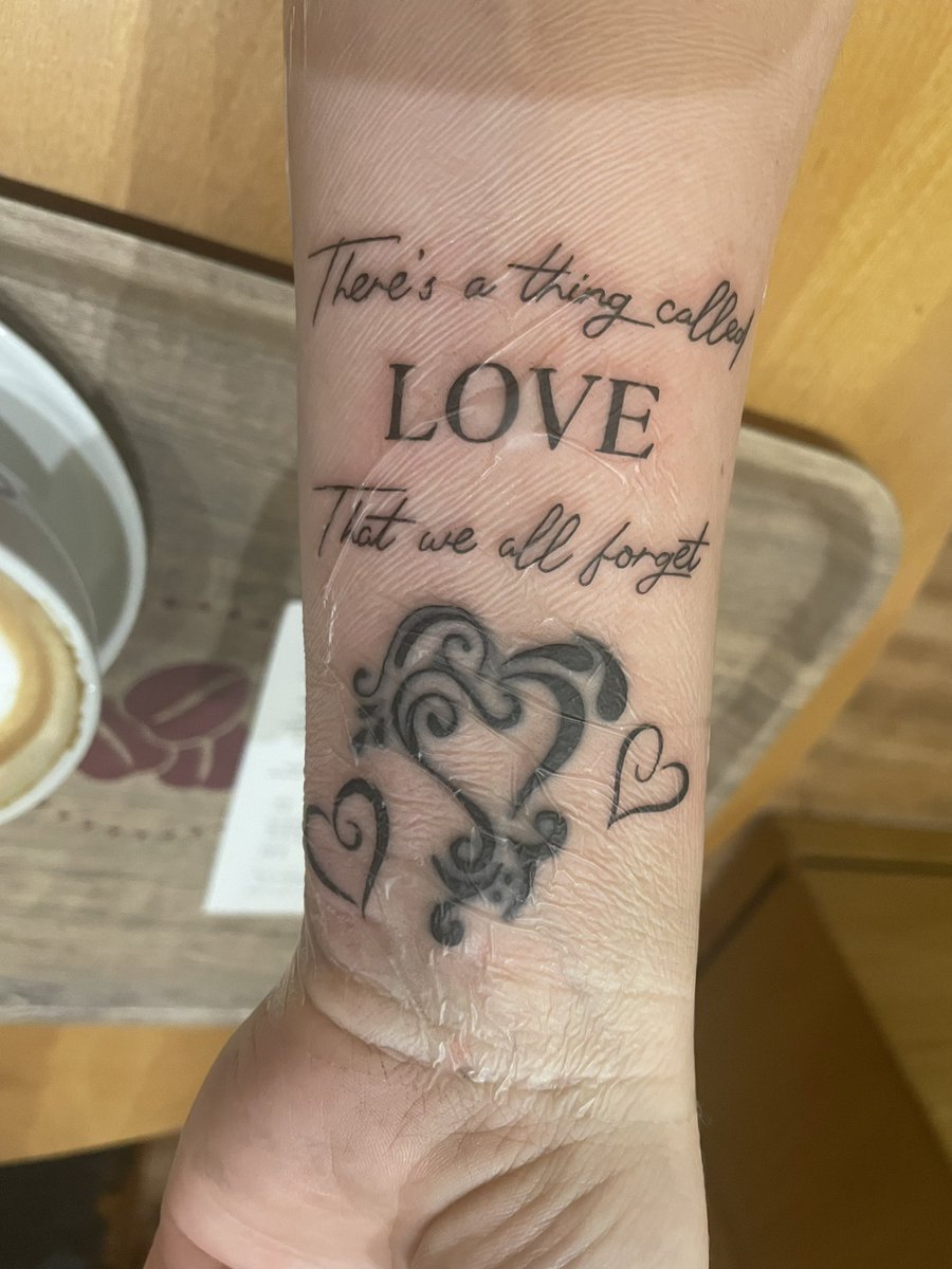 Amy Woodrow tweet media