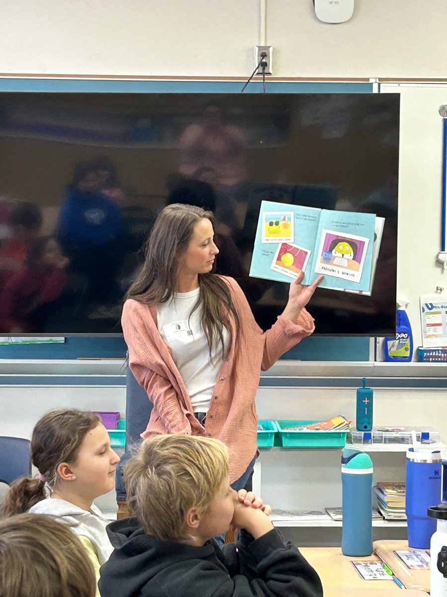 MrsBoyleAWLS's tweet image. Day 3 of the Mystery Reader Series brought us Mrs. Hanifan, Johnny’s mom! We loved hearing the Cuddle Monster! 👹💙
#righttoreadweek
#cuddlemonster