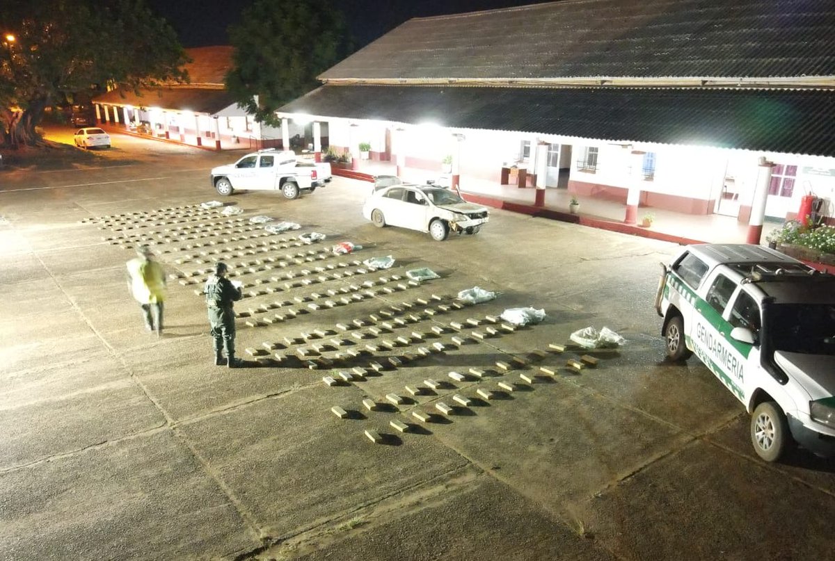 Traía la marihuana de Paraguay para distribuir en el país pero Gendarmería frustró sus planes: lo detuvo en Corrientes con 263 kilos en el auto. Más de 700 mil dosis no llegan a destino. 
¡Se acabaron los tiempos en que los narcos iban de allá para acá como si nada!