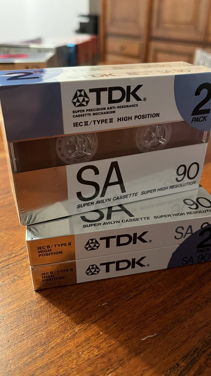 renevandekolk's tweet photo. Alle dagen met audio innovatie bezig maar net een goeie deal voor 44 nieuwe analoge TDK cassette’s gemaakt. 😀 Heb mijn hele radio archief van destijds nog (600 cassettes (1983-1999) Maar deze zijn voor de verzameling #SA90 #SF90 #D60 #vintage #audio #nieuw #gesealed https://t.co/XJNmdjMh2D