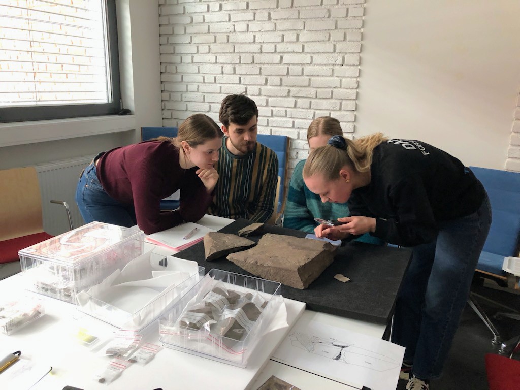 @UniOslo_ILN/@UniOsloHF and @Kulturhistorisk have an exciting teaching collaboration this semester: 'Hands-on Runology', a course where students get to work with actual runic inscriptions and learn about documentation, editing, and dissemination.