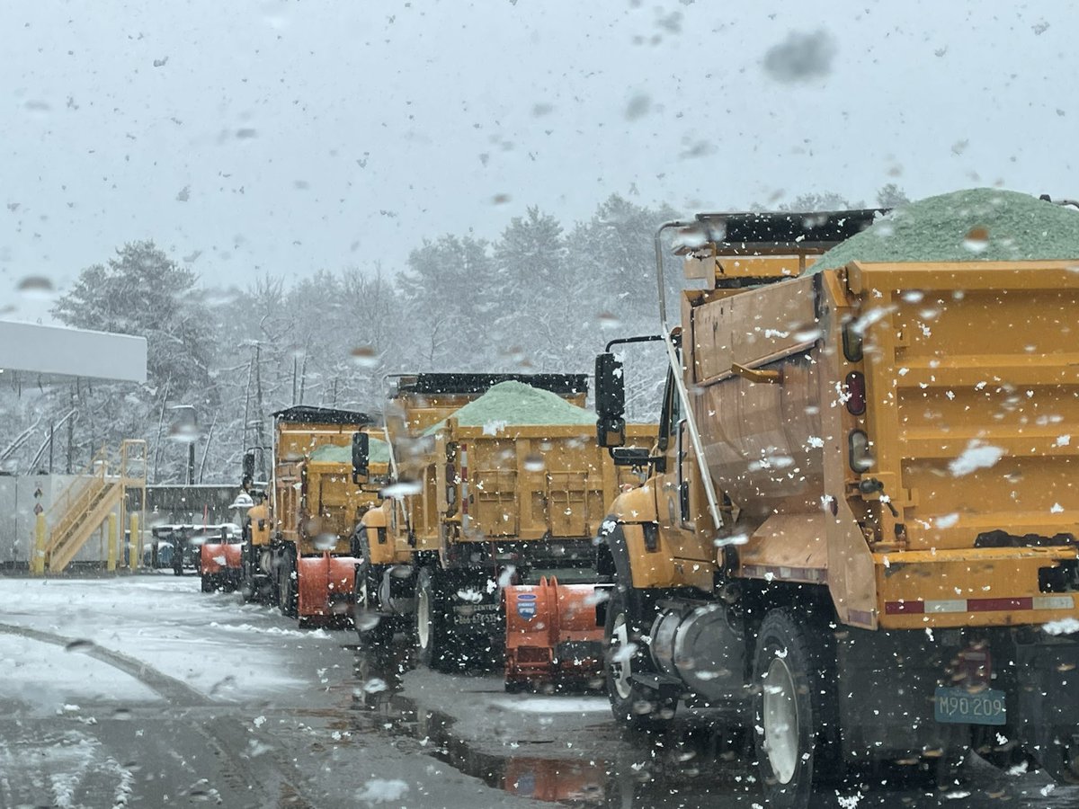 HopkintonDPW's tweet image. With some more snow forecasted, DPW crews will be out tonight treating roads &amp;amp; parking lots.

❄️ Drive slow. Allow time for travel.
❄️ Don’t crowd snow &amp;amp; ice equipment.
❄️ Provide space for crews to work safely.

#dontcrowdtheplow #MASnow