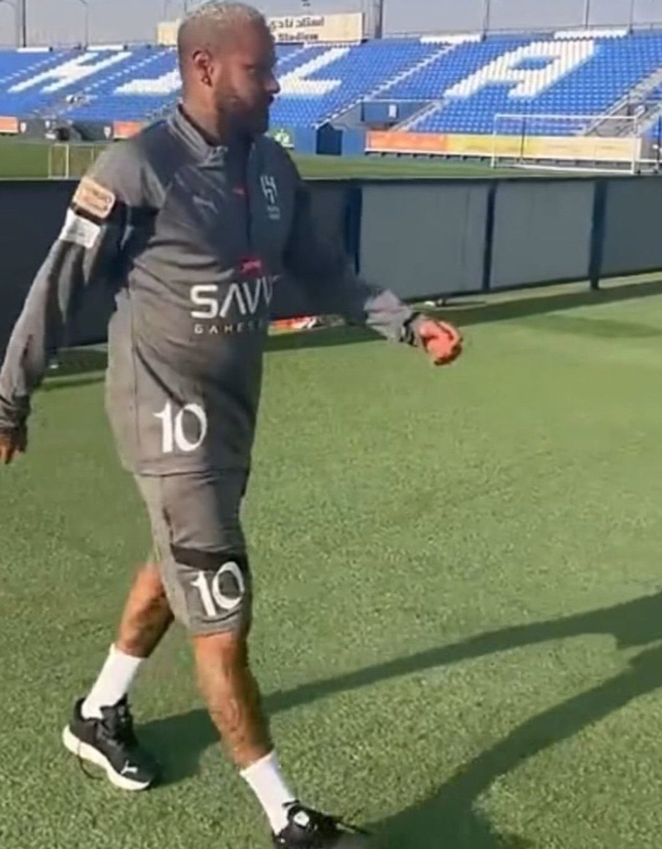 Llourinho's tweet photo. Siempre quise ser como Neymar, ahora ya puedo decir que tengo su físico. https://t.co/6wzxIFnreU