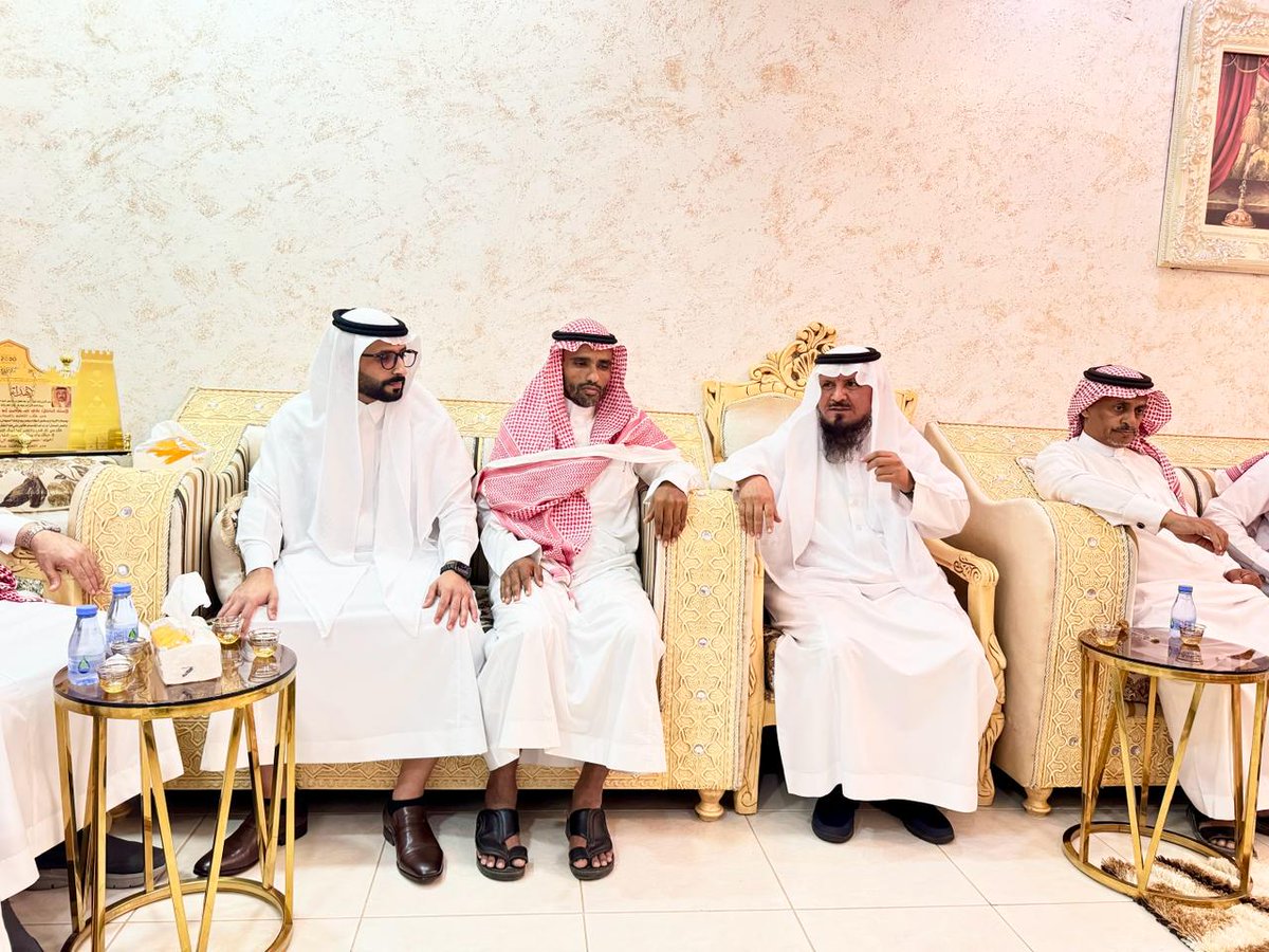 aaelyas's tweet photo. لقطة مسائية رائعة  من عقد قران
الصيدلي/صالح عبدالله شاكر الشهري 
على كريمة الأستاذ/علي بن عبدالرحمن سردة الشهري #المجاردة 
وفي اللقطة مبادرة كريمة من والد العروس https://t.co/cuoziheVPq