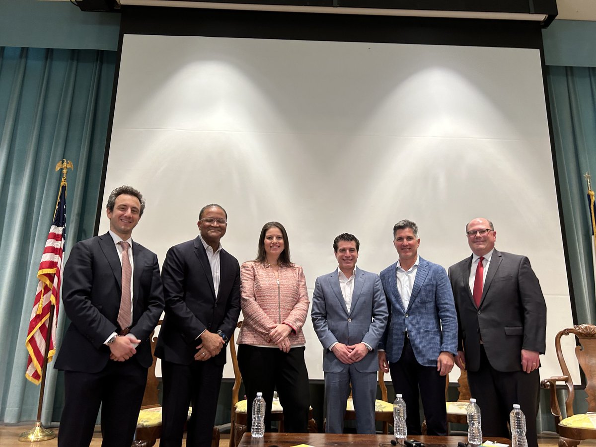 Thank you to Giuliana DiMambro, Michael Heckman, Giles Kibbe, Zed Smith and David Staas for a wonderful conversation about sports, real estate and more today before 200+ ⁦<a href="/ULIHouston/">ULI Houston</a>⁩ members and guests! ⁦