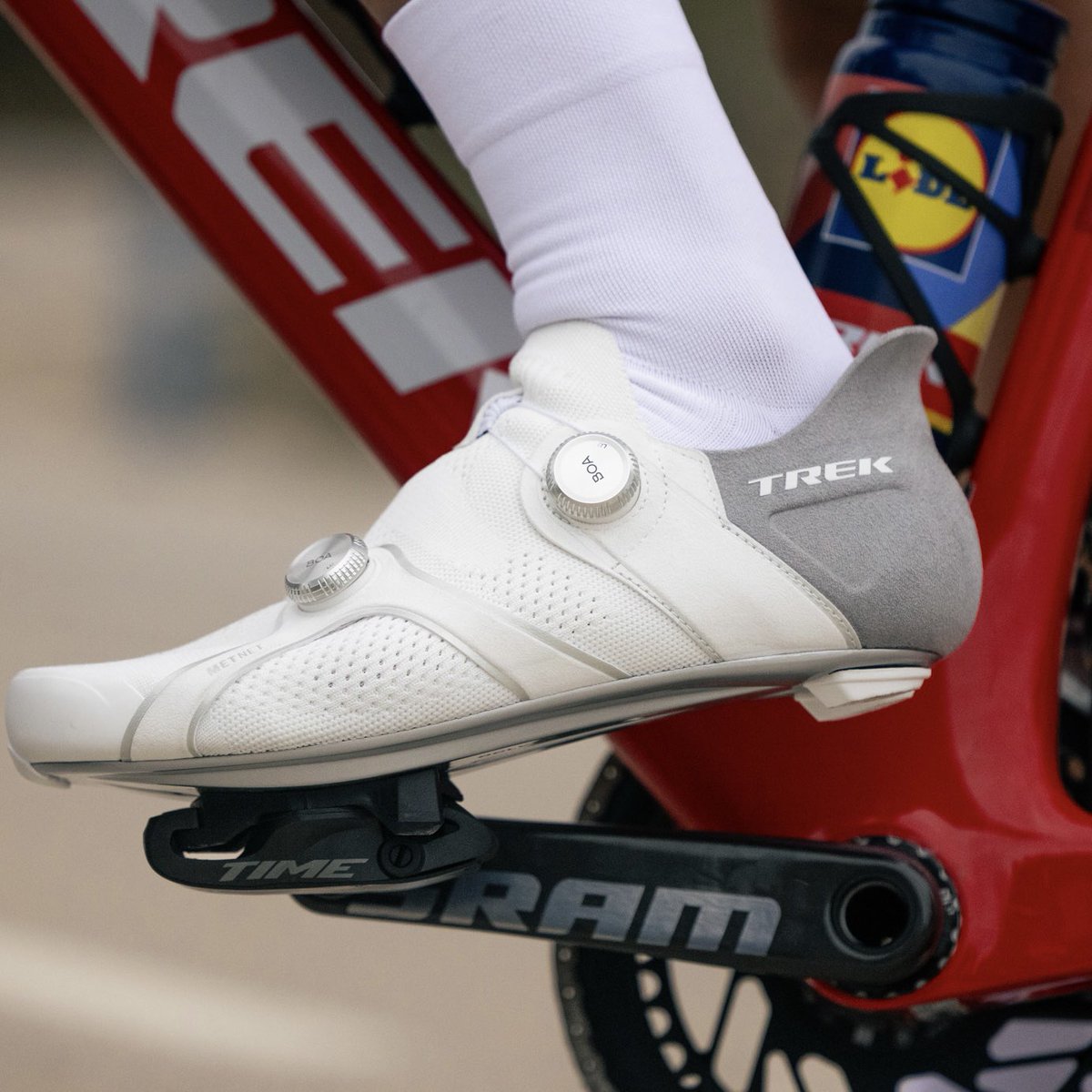 Space-age 👽 kicks have been spotted on the feet of Lidl-Trek riders 👀 Say hello to the all-new @TrekBikes RSL Knit and RSL Road shoes 🤤 🛒 trekbikes.com/trek-metnet-sh…
