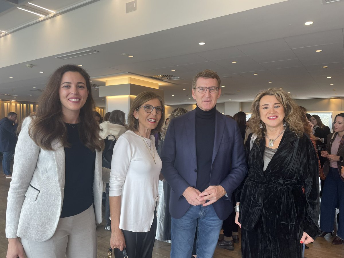 CarlaRUschinsky's tweet photo. Hoy un grupo de @ExecutivasG hemos podido conversar con @NunezFeijoo sobre nuestra entidad y su crecimiento.
#executivas
#referentesgalegas https://t.co/e4DBWM3zul