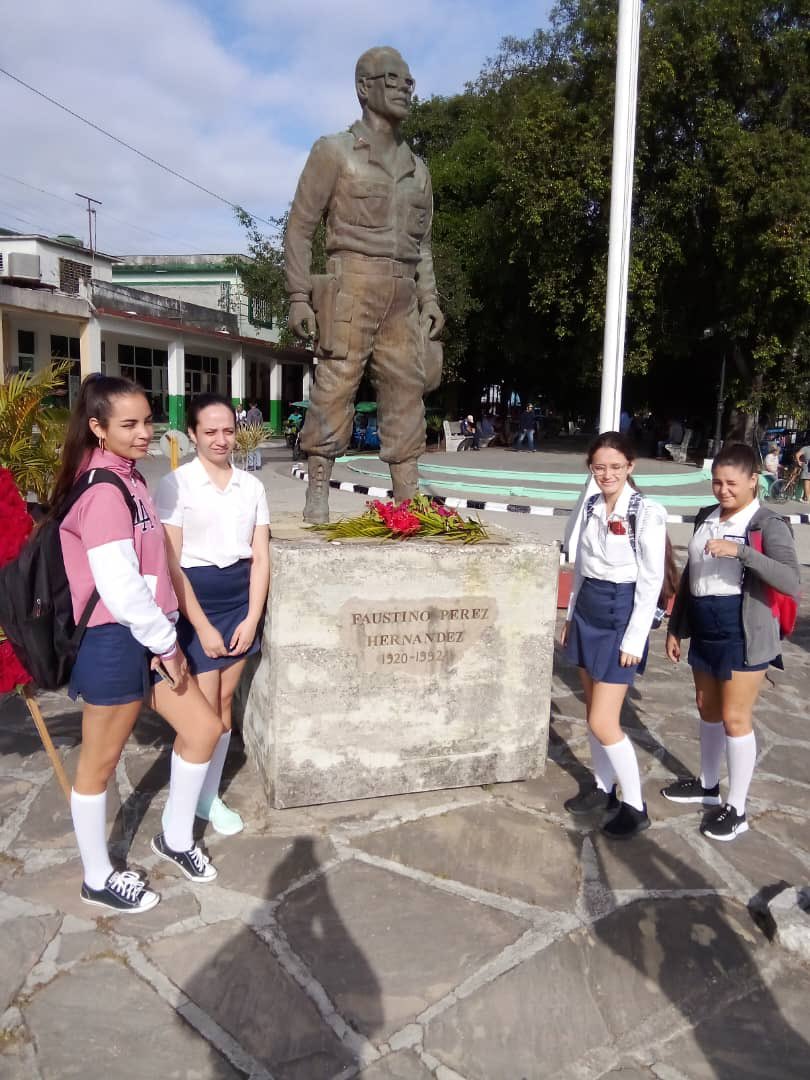 Estudiantes de nuestra escuela participando en el acto y el conversatorio que ofrece la Catedra Faustino Perez por un aniversario más de su natalicio.
#CabaiguánEduca
#SanctiSpíritusEnMarcha