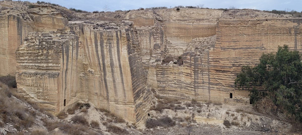 No es seguro que sea tan romana como dice el cartel, pero lo que es seguro es que es una cantera impresionante, de calcarenitas del mioceno terminal, en la localidad de Canteras, Murcia.