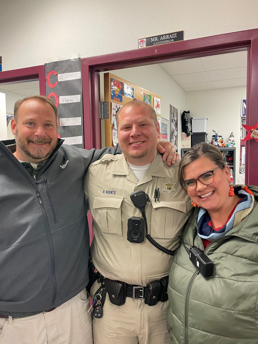 DouglasSheriff's tweet image. Today is School Resource Officer Appreciation Day!
Thank you for having a proactive approach for our children and young adults! 👮‍♂️💙🎒
#DCSO #students #schoolresourceofficers #DouglasCountyNV