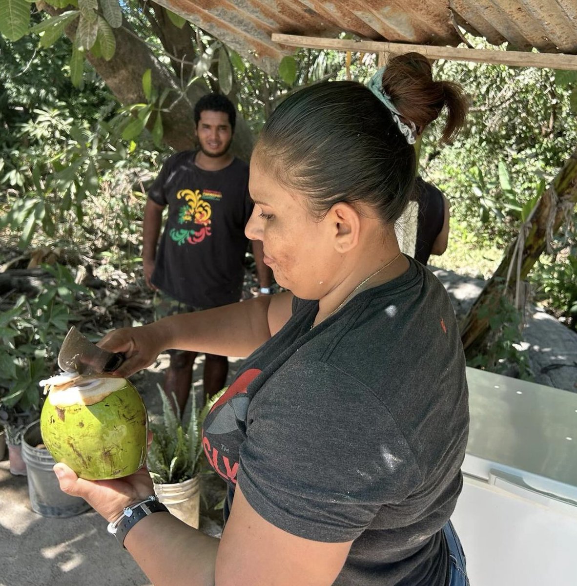 Best way to beat the jungle heat: Maria’s pipa frio, sliced fresh! 🥥 🌞 In Costa Rica’s Nicoya Peninsula (one of the Blue Zones), the climate is warm and sunny. The country’s generous health care system and this simple, traditional way of life is tied to longer health span.