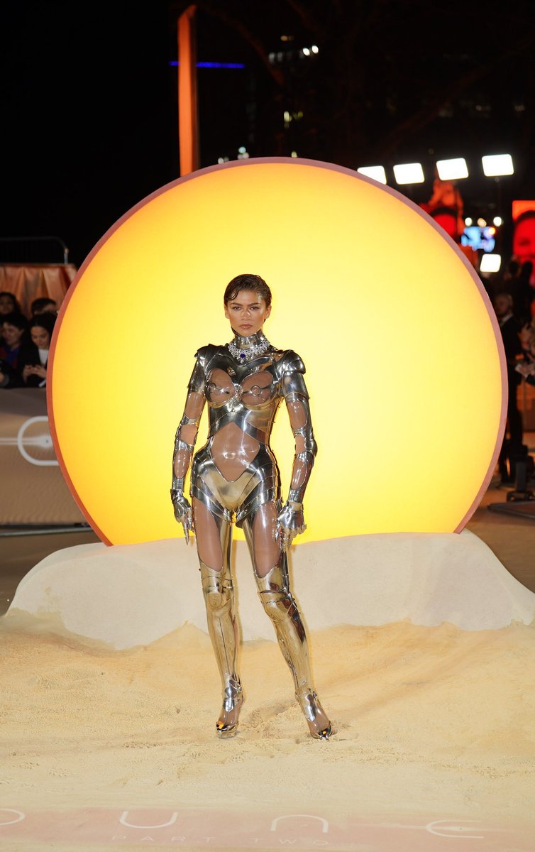 atotalposer's tweet photo. c-3po on tatooine if he served cunt https://t.co/M02lBhqwnJ