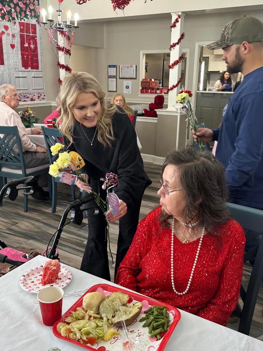 ALPowerFdn's tweet image. Spreading love this Valentine's Day ❤️💐

The E.C. Gaston Chapter of the Alabama Power Service Organization spent the day spreading love throughout 5 local nursing homes, giving over 400 residents beautiful flowers and valentines to celebrate the holiday.  

#APSO #PowerofGood