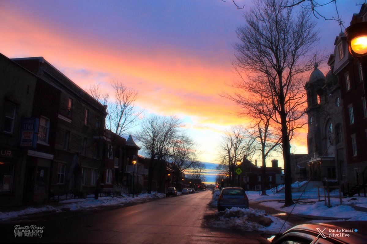 tvc1five's tweet image. My neighbourhood in Montreal last night 

#ToMuchPolitics #ThinkOfYourHealth #CreateArt 😊🌻✌🏻