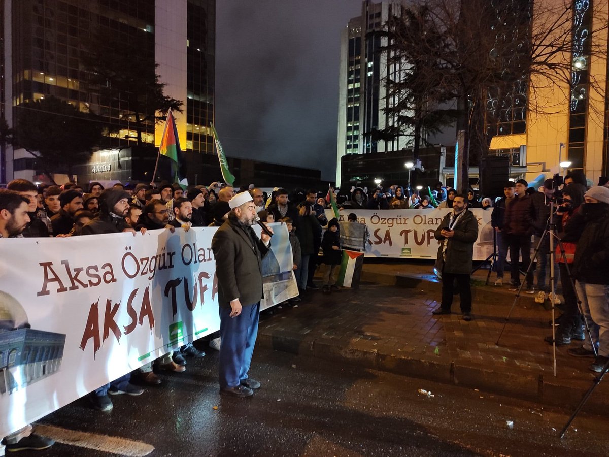 Bu soğuk havaya rağmen işgal rejimi konsolosluğu önündeki basın açıklamamıza icâbet eden İstanbullu hemşehrilerimize teşekkür ederim. 

Kadınıyla erkeğiyle, yaşlısıyla genciyle Gazze'deki katliama dur demek için meydanlarda olmaya devam edeceğiz. 

#KudüseSahipÇık