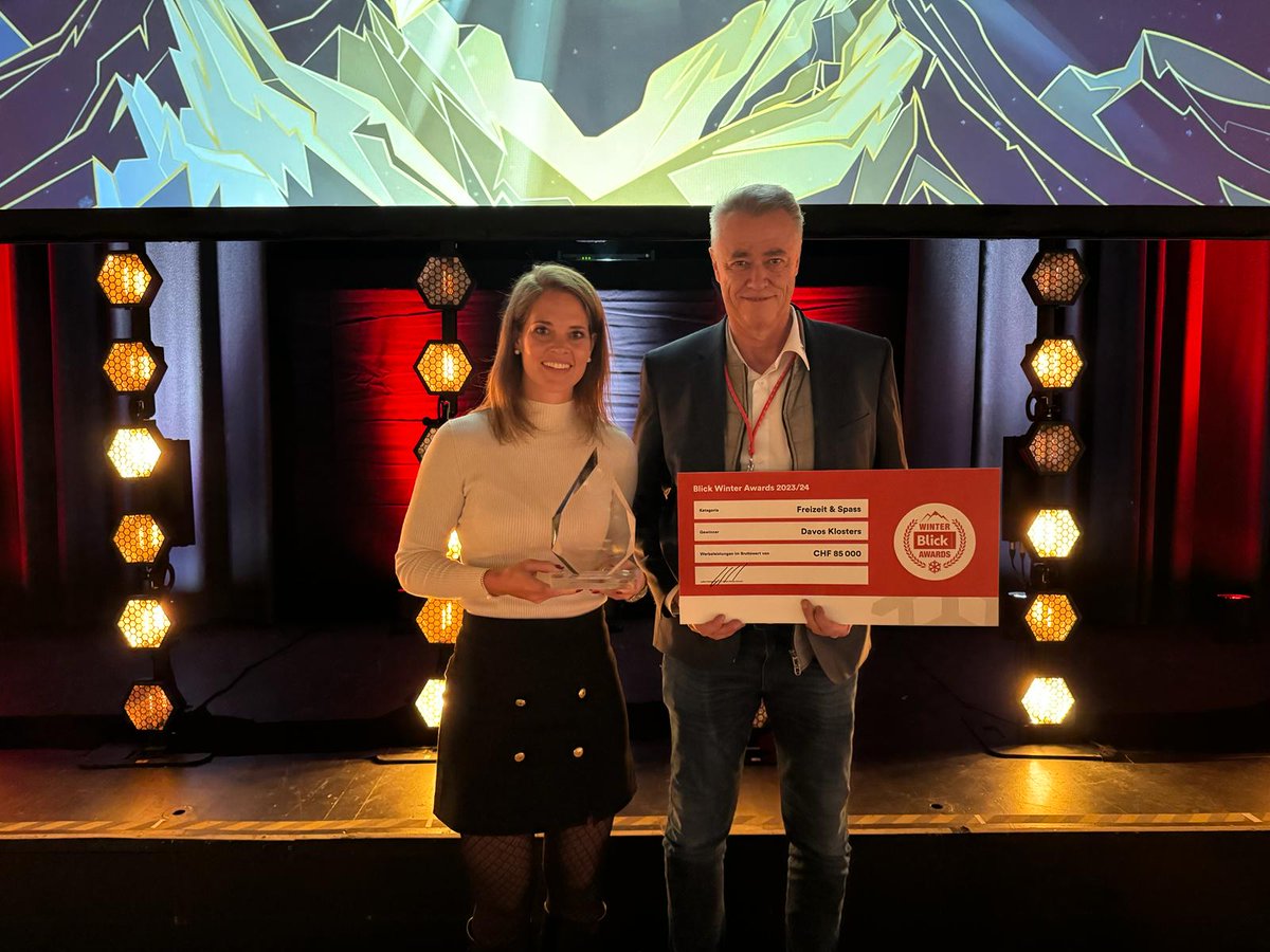 Die Destination Davos Klosters gewinnt an den «Blick Winter Awards» in der Kategorie «Freizeit &amp; Spass».🏆 🥇 Herzlichen Dank an alle für die Treue und Loyalität. 🙏🏻 Und einen speziellen Dank an Florence Schelling für die grande Laudatio! More to come... 😉#BlickWinterAwards