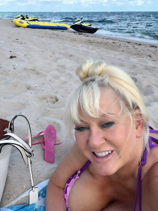 Hanging out at the beach this morning in Ft. Lauderdale. Hope everyone is having a nice day! 🌞😎 https://t<a href="/tag/manicmonday"class="tags"><span>#manicmonday</span></a><a href="/tag/gooners"class="tags"><span>#gooners</span></a>