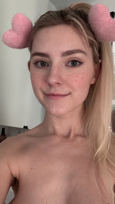 Compliment competition: tell me something nice and maybe I&rsquo;ll send you a boob pic in dm 😏 https://t.