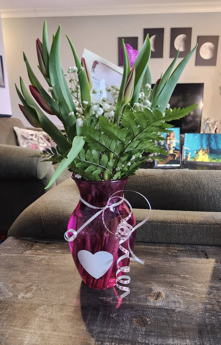 CTJasper1's tweet photo. My heart is soooo full!
I have the very best people in my community and today while we are celebrating Valentinesday and love - I got flowers 🥹❤️🥰  I almost cried. #ValentinesDay #AllLoveMatters #loveislove #friendshiplove #guildlove https://t.co/H0WHrA4VYj