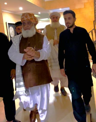 یہ ہیش ٹیگ بھی ٹرینڈ کر رہا ہے..
#FazalurRehman