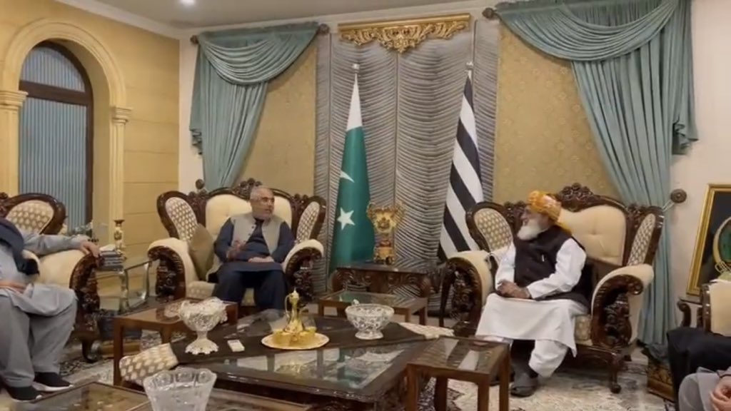 JhangExpress140's tweet photo. فضل الرحمان اب ڈیزل نہیں رہے بلکہ فضیلتہ الشیخ حضرت مولانا فضل الرحمن دامت برکاتہم علیہ ہوگئے ہیں ہو سکتا ہے کل کو جنرل عاصم منیر بھی پھر سے قوم کے باپ بن جائیں. اچھی خبر کا انتظار کریں 🙏😜
#FazalurRehman https://t.co/SKfEdS6VKi