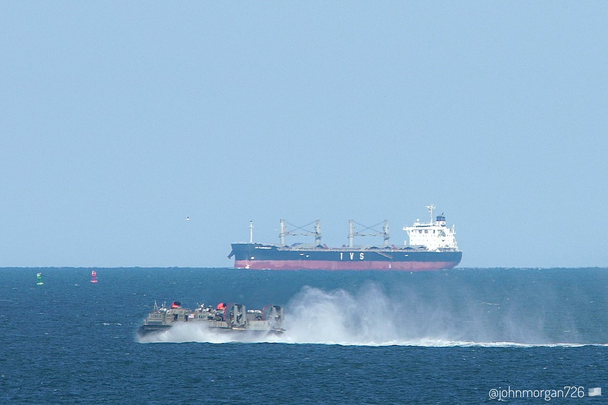 The IVS GLENEAGLES, IMO:9736066 en route to Norfolk, Virginia, flying the flag of Singapore 🇸🇬. And in the foreground a #UnitedStatesNavy #LandingCraftAirCushion (#LCAC) 🇺🇸. #ShipsInPics #BulkCarrier #IVSGleneagles