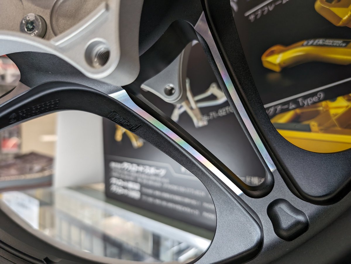 urarough_10's tweet image. 本日の #Z900RS コーナーは‥ #GALESPEED #TYPEJ が1SET新入荷です。
コントラストカットのホイールが良い感じですヨ✧⁠\⁠(⁠&amp;gt;⁠o⁠&amp;lt;⁠)⁠ﾉ⁠✧

アルマイトブラックも見慣れている塗装のブラックと違って新鮮な感じです！

是非店頭で現物を確認してみて下さい！

#ラフ横 
#在庫品