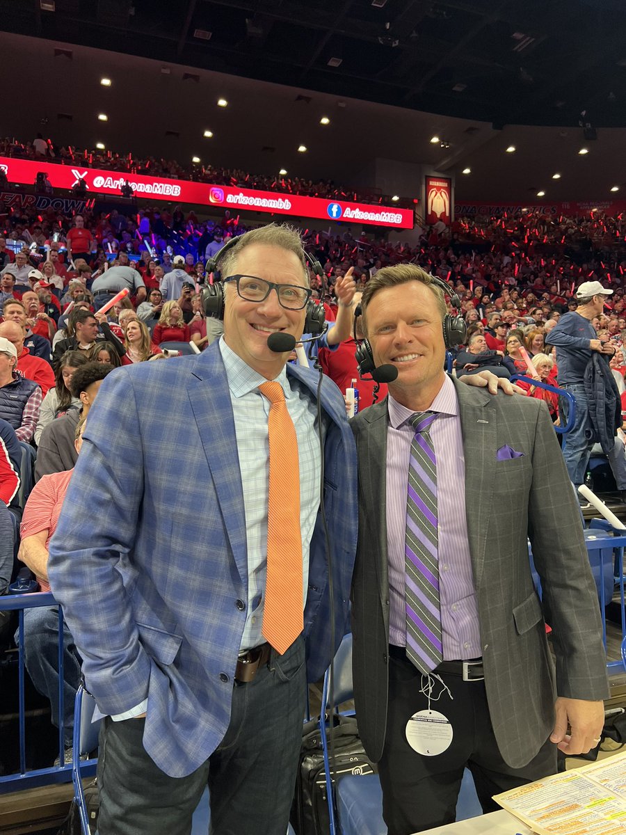 Packed house in Tucson. It’s #21 v #4 W/ @mattmuehlebach on @@FS1