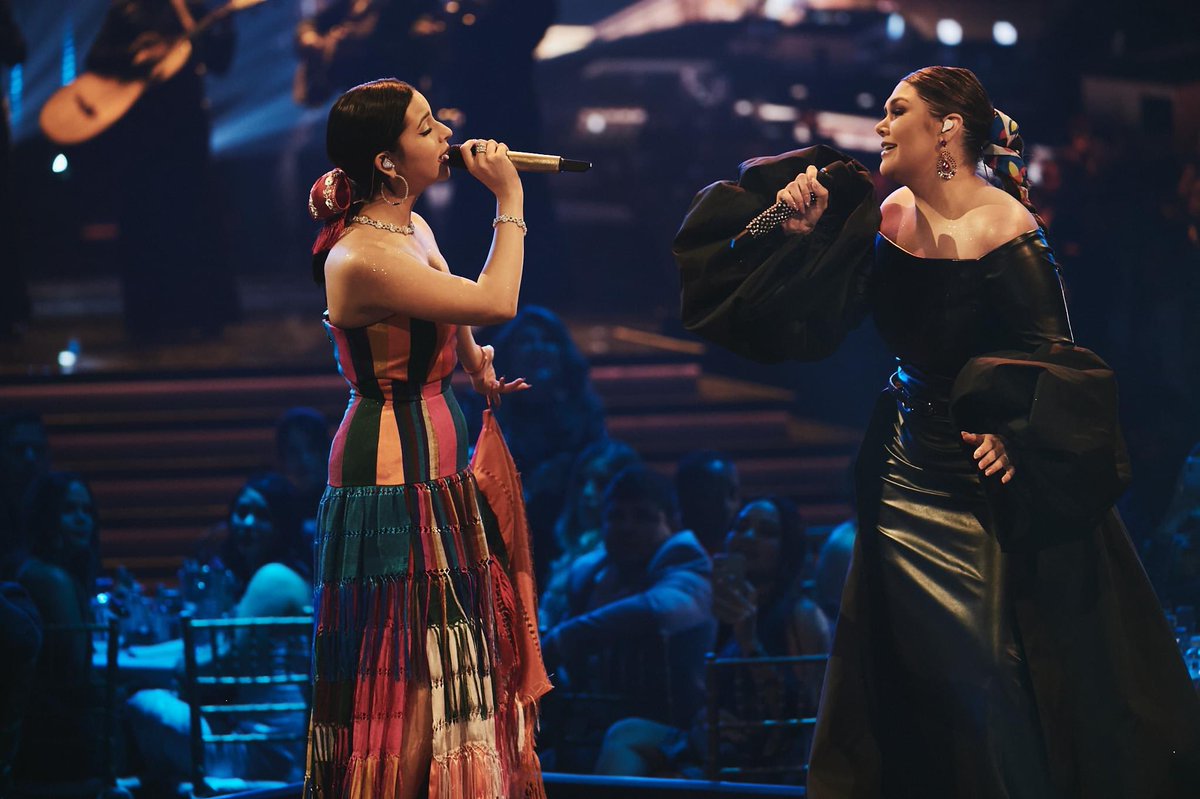 YuridiaMusic's tweet image. #Yuridia y #AngelaAguilar @yuritaflowers @AngelaAguilar__ en el escenario de @premiolonuestro #PremioLoNuestro2024 #PremiosLoNuestro #QueAgonia
