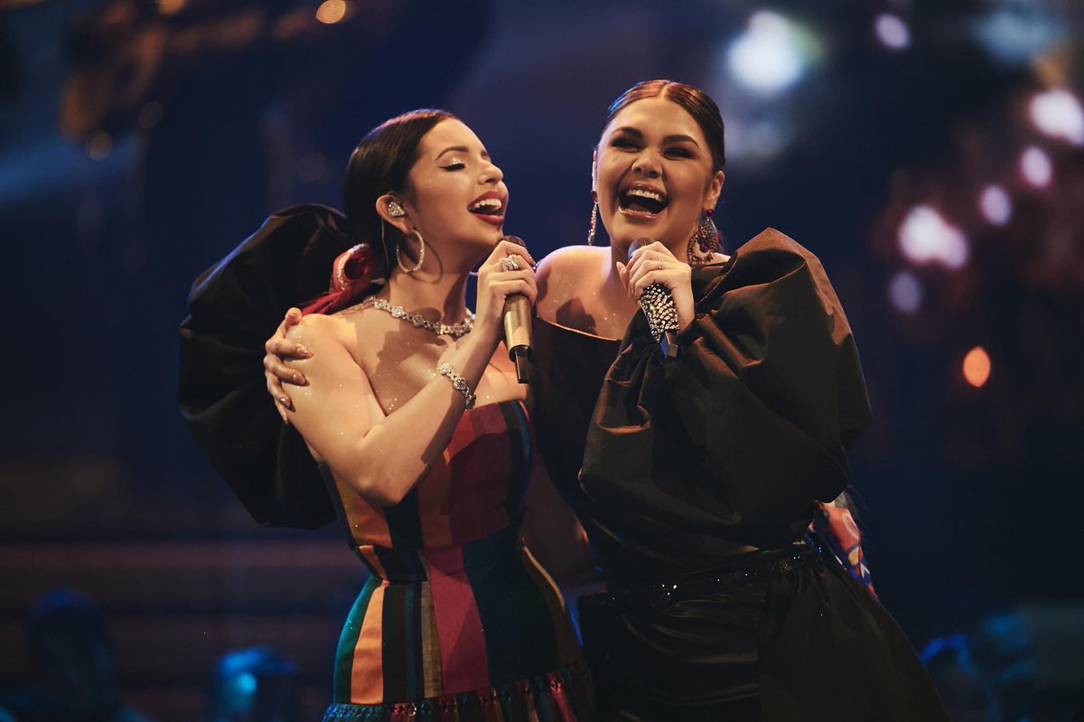 YuridiaMusic's tweet image. #Yuridia y #AngelaAguilar @yuritaflowers @AngelaAguilar__ en el escenario de @premiolonuestro #PremioLoNuestro2024 #PremiosLoNuestro #QueAgonia