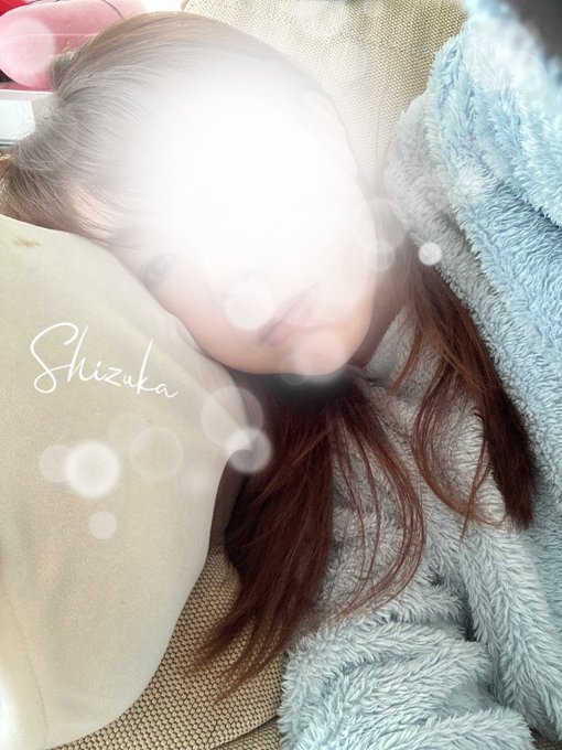 やる気ゼロの図&hellip; パジャマのまま息子とYouTubeみながらぐーたらしてまふ🤭 これはこれで幸せ♡  皆さんはどんなお休み？ https://t.co/MGo8LPI10P