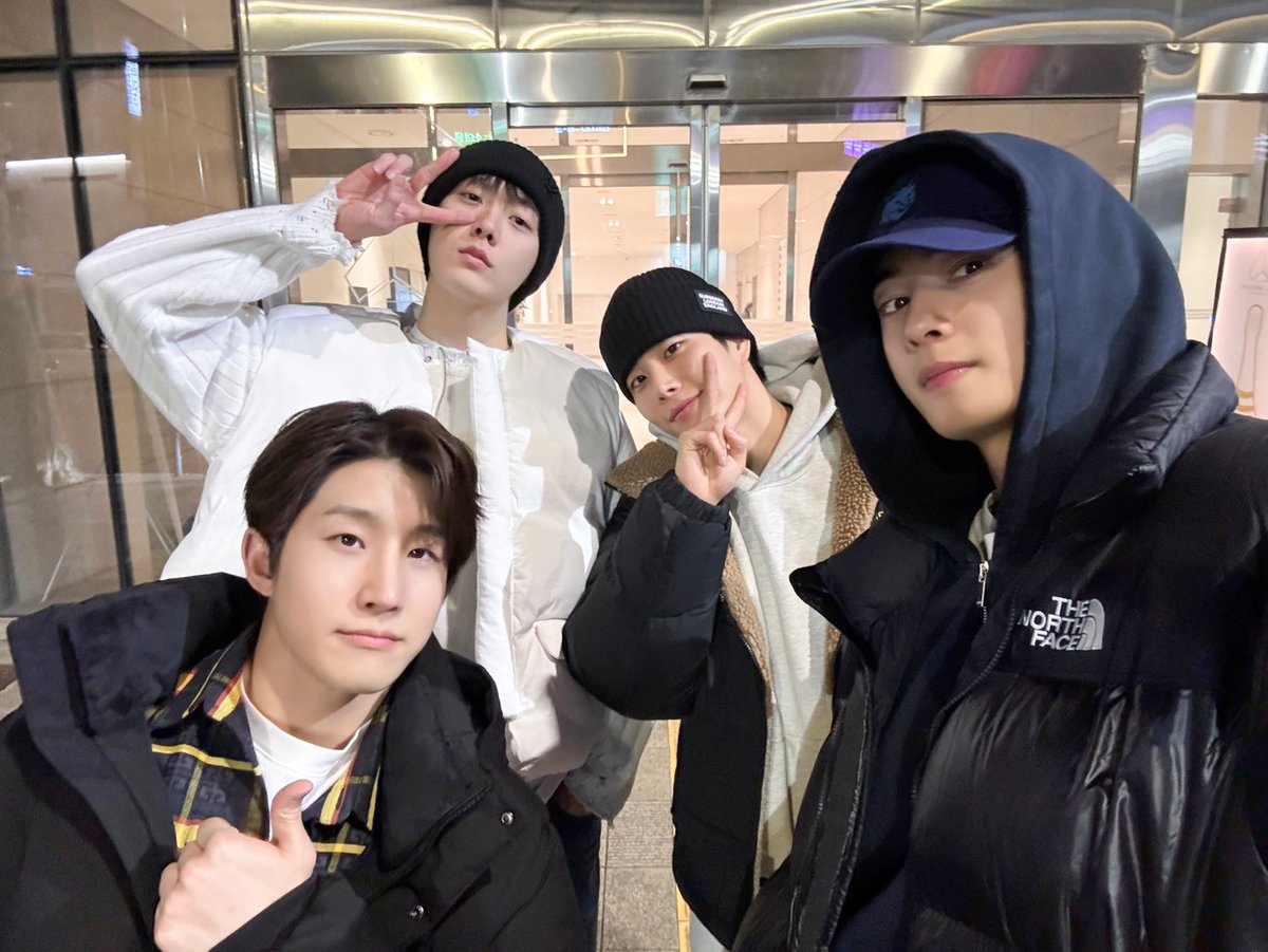 [📸] 💜240223 ASTRO 8th Anniversary💜

아로하〰💜
오후 6시, <Circles> 함께 들을 준비 되었나요?🥰
아스트로와 함께 포근하고 따뜻한 오늘 되세요😊❣

#아스트로 #ASTRO #Circles
#HAPPYASTRODAY