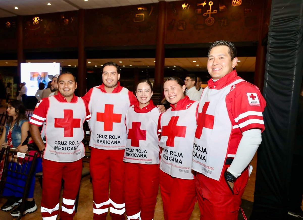 Acompañé al Gobernador <a href="/manolojim/">Manolo Jiménez Salinas</a>, a la celebración del 80 aniversario de la Cruz Roja Saltillo, nuestro reconocimiento a esta gran institución por su heroica labor y vocación de servicio, siempre brindando ayuda y atención en momentos adversos. #CoahuilaPaDelante #SaltilloNosUne