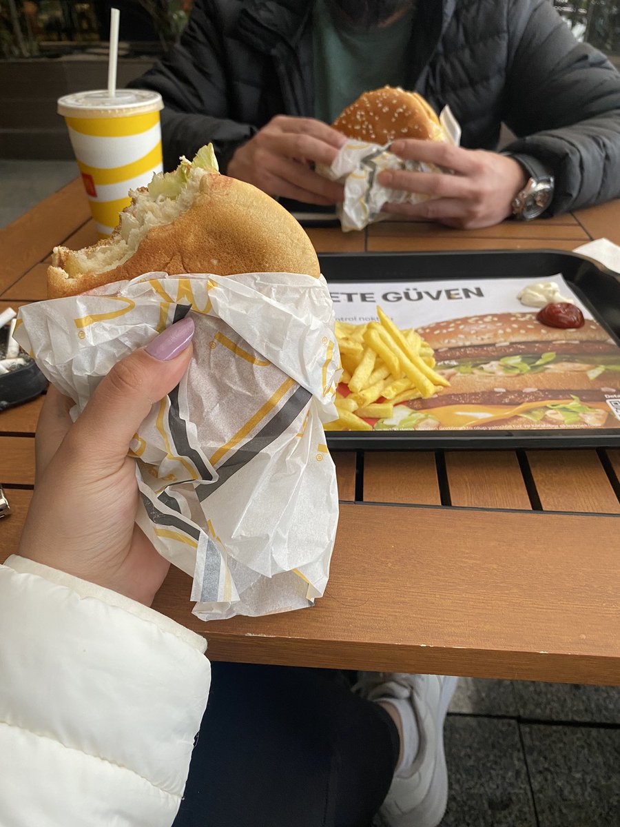 Daimi kölemle yaptığım hamburger date’i 😈 @Daddy070613