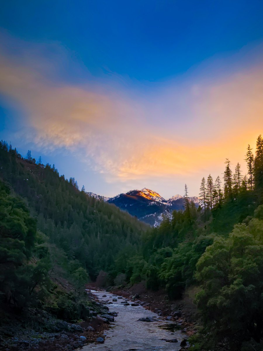 A winter sunset reflects off of the snow of Boulder Peak in the distance as the cold waters of the Scott River flow below. 

#landscape #photography #landscapephotography
#NaturePhotography