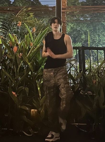 dosullll's tweet photo. 체대 정제헌
피지컬 굿에 얼굴 존잘에 옷도 잘 입어 돈도 많아
성격도 좋은데 애인 없어서 온갖곳에서 소개팅 제의와 번따가 일상인데 죄다 거절함 심지어 미대 여신이 직접 체육관까지 와서 번호 땄는데 힐긋 보고 지나침

다들 왜 정제헌은 왜 저럴까 궁금했는데 https://t.co/aVumYtUKId