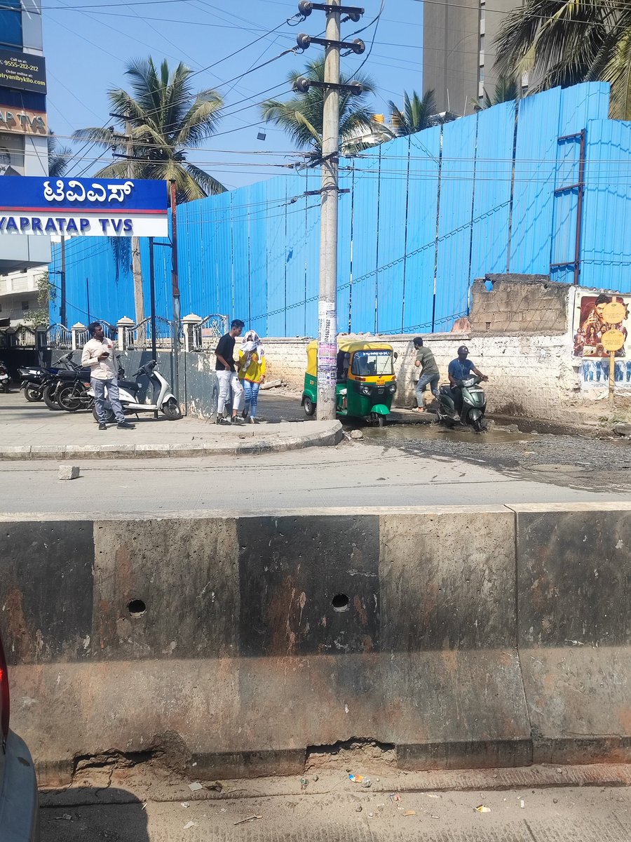 Aksharpandey23's tweet photo. @BBMPCOMM @krishnabgowda @swaccha_bbmp @BBMPSWMSplComm @Tejasvi_Surya
This is what the taxpayers of Bangalore get in lieu of the taxes paid, oasis in the middle of the roads / junction.
Location : Nagawara, next to Suryapratap TVS https://t.co/BU3AGCt4PM