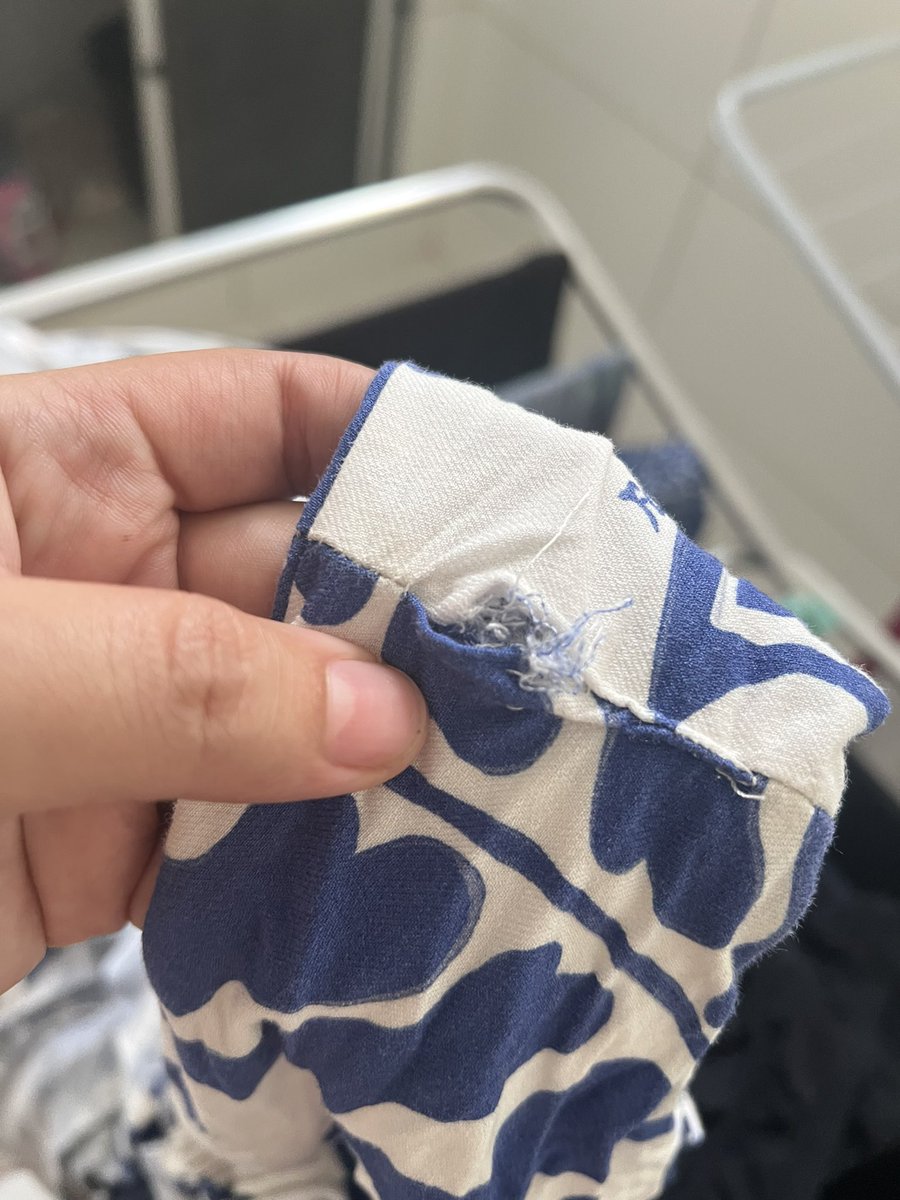 dyeinnifer_'s tweet photo. Triste é vc pagar o olho da cara em um vestido da @adorofarm pra acontecer isso aqui na terceira lavagem 🤡🤡🤡 https://t.co/PLZKGpJhTL