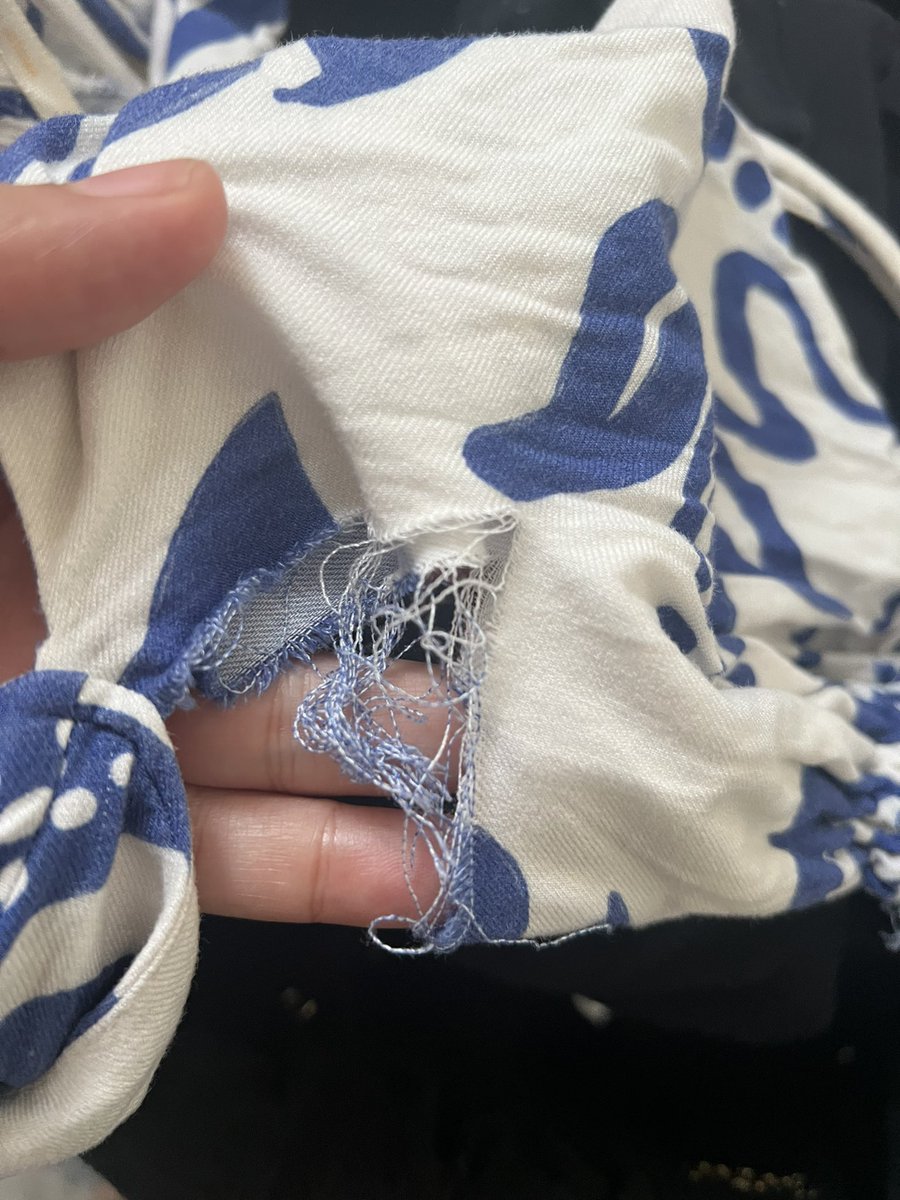 dyeinnifer_'s tweet photo. Triste é vc pagar o olho da cara em um vestido da @adorofarm pra acontecer isso aqui na terceira lavagem 🤡🤡🤡 https://t.co/PLZKGpJhTL