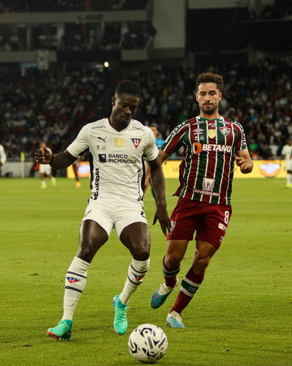 Rlasso10's tweet photo. Resumen del primer tiempo de la Recopa Sudamericana (Ida): Liga de Quito vs Fluminense

-Salió lesionado Marcelo en el minuto 14, lo sustituyó Diogo Barbosa

-Gran presión de Liga en salidas de Fluminense, que en una jugada casi se mete gol en propia puerta el arquero Fábio 

-Grandes tiros de larga distancia de Piovi, Oscar Zambrano y Gonzáles

-Gonzáles erro al arco tras un rebote de Fábio

-Gran primer tiempo de Oscar Zambrano 

-Piovi casi mete un gol olímpico en los últimos minutos del primer tiempo, la saco de la linea Guga.

-El partido se detuvo dos veces porque la luz se apagaba en un solo lado, la primera en un ataque de Fluminense y la segunda en un tiro de larga distancia de Liga.